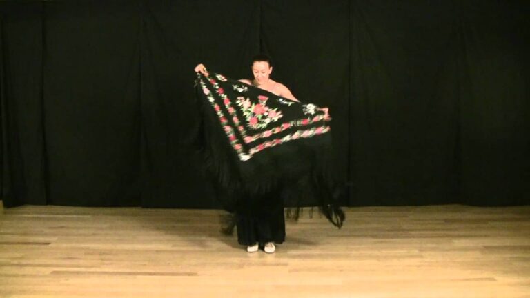 Baile Flamenco: Arte en Movimiento con Mant&oacute;n de Manila
